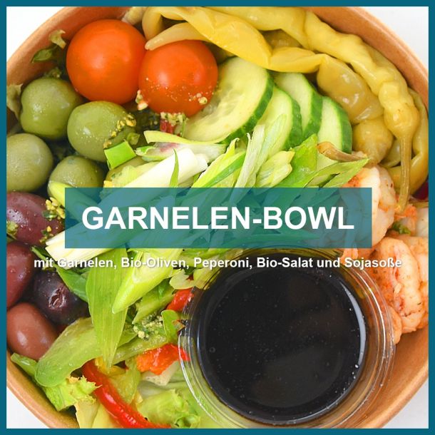 Garnelen Bowl mit Bio-Oliven, Peperoni, Bio-Salat und Sojasoße