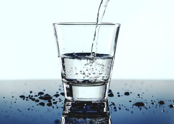 Glas befüllen mit Wasser